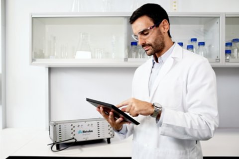 μStat-i Multi16 instrument being operated via remote control.